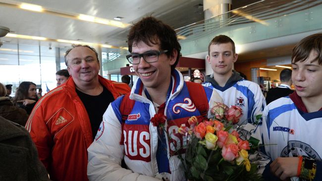 Капитан сборной России по следж-хоккею Дмитрий Лисов (в центре)
