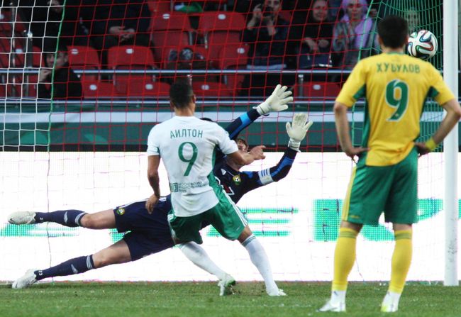 Аилтон забивает гол в ворота Кубани