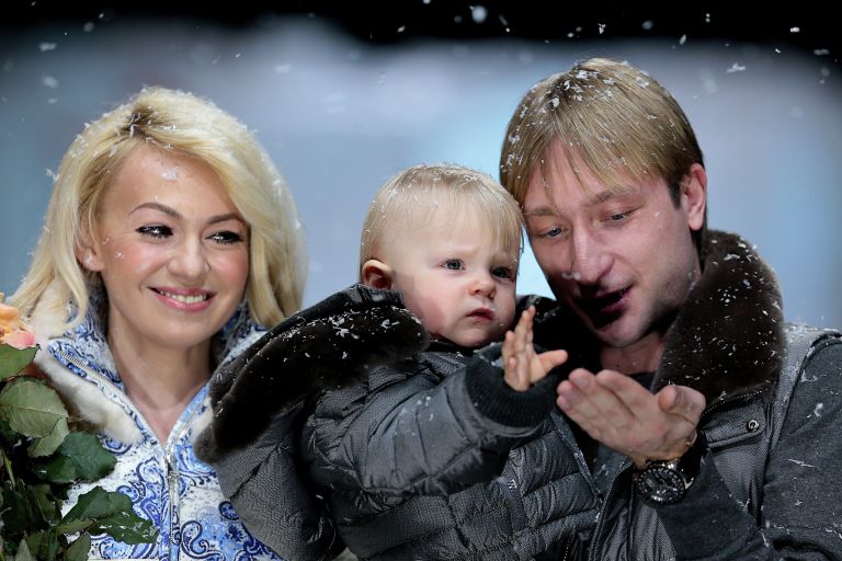 Яна Рудковская и фигурист Евгений Плющенко с сыном Сашей Яна Рудковская и фигурист Евгений Плющенко с сыном Сашей
