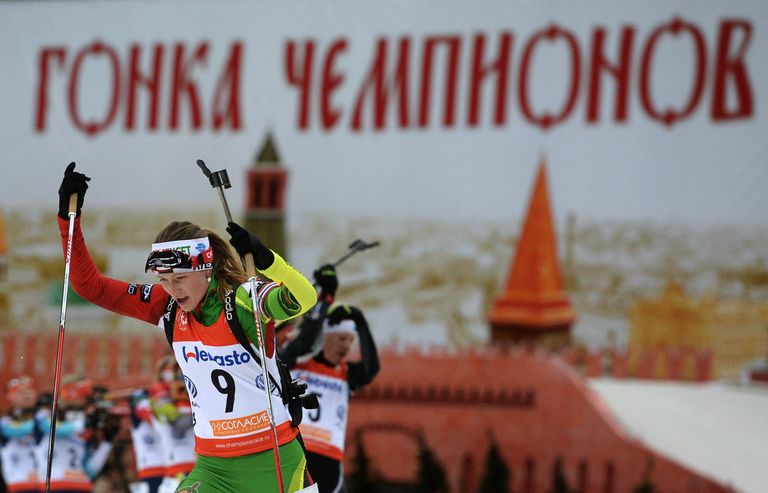 Дарья Домрачева (Белоруссия) на огневом рубеже гонки с масс-старта в соревнованиях среди женщин на Гонке чемпионов 2014 Дарья Домрачева (Белоруссия) на огневом рубеже гонки с масс-старта в соревнованиях среди женщин на Гонке чемпионов 2014