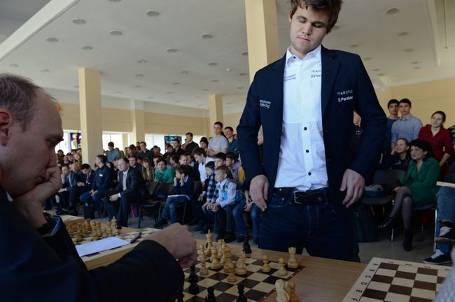 Корреспондент Р-Спорт играет в шахматы с чемпионом мира Магнусом Карлсеном Корреспондент Р-Спорт играет в шахматы с чемпионом мира Магнусом Карлсеном