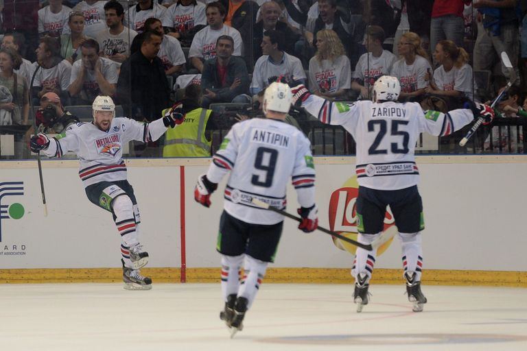 Игроки ХК Металлург Сергей Мозякин, Виктор Антипин и Данис Зарипов Игроки ХК Металлург Сергей Мозякин, Виктор Антипин и Данис Зарипов