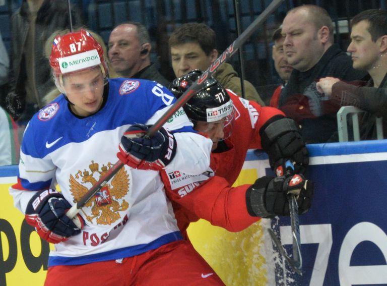 Форвард сборной России Вадим Шипачев (слева) и защитник сборной Швейцарии Янник Вебер Форвард сборной России Вадим Шипачев (слева) и защитник сборной Швейцарии Янник Вебер