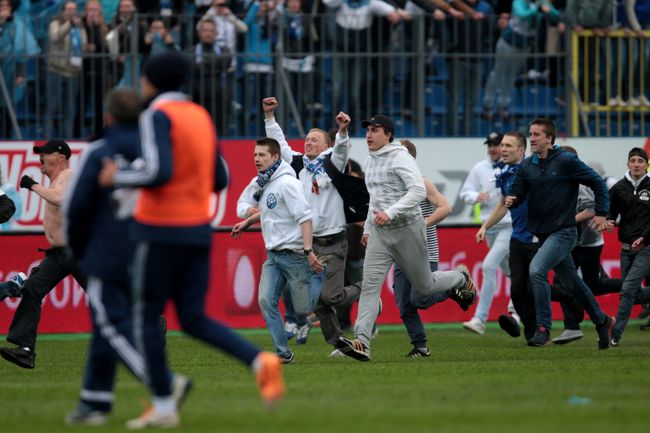 Болельщики ФК Зенит на поле во время матча 29-го тура чемпионата России по футболу