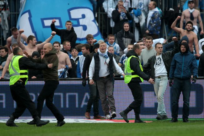 Болельщики ФК Зенит на поле во время матча 29-го тура чемпионата России по футболу Зенит - Динамо