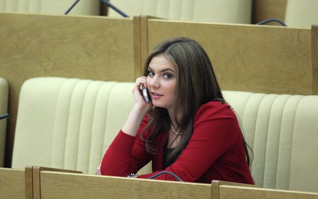 Алина Кабаева во время пленарного заседания в Госдуме РФ Алина Кабаева во время пленарного заседания в Госдуме РФ