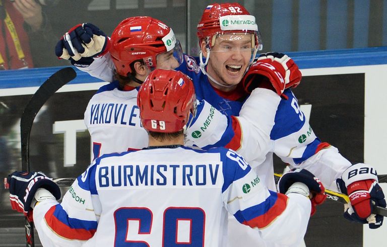Хоккеисты сборной России Егор Яковлев, Александр Бурмистров и Евгений Кузнецов (слева направо) радуются забитому голу Хоккеисты сборной России Егор Яковлев, Александр Бурмистров и Евгений Кузнецов (слева направо) радуются забитому голу