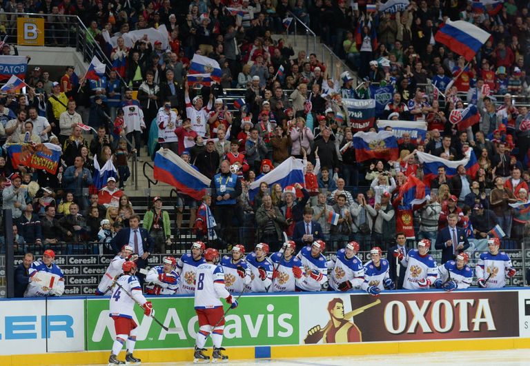 Хоккеисты сборной России радуются забитой шайбе в ворота Казахстана Хоккеисты сборной России радуются забитой шайбе в ворота Казахстана