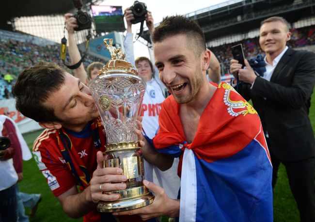 Футболисты ЦСКА радуются победе в чемпионате России-2013/14