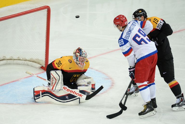 Форвард сборной России Александр Бурмистров (в центре) и игроки сборной Германии Филипп Грубауэр (слева) и Томас Оппенхаймер Форвард сборной России Александр Бурмистров (в центре) и игроки сборной Германии Филипп Грубауэр (слева) и Томас Оппенхаймер