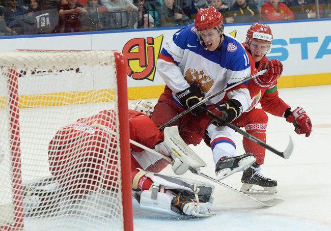 Вратарь сборной Белоруссии Виталий Коваль, нападающий сборной России Евгений Малкин и защитник сборной Белоруссии Кирилл Готовец (слева направо) Вратарь сборной Белоруссии Виталий Коваль, нападающий сборной России Евгений Малкин и защитник сборной Белоруссии Кирилл Готовец (слева направо)