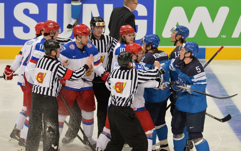 Потасовка хоккеистов сборных России и Финляндии в финальном матче чемпионата мира по хоккею Потасовка хоккеистов сборных России и Финляндии в финальном матче чемпионата мира по хоккею