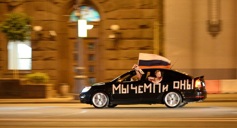 Болельщики празднуют победу сборной России по хоккею Болельщики празднуют победу сборной России по хоккею