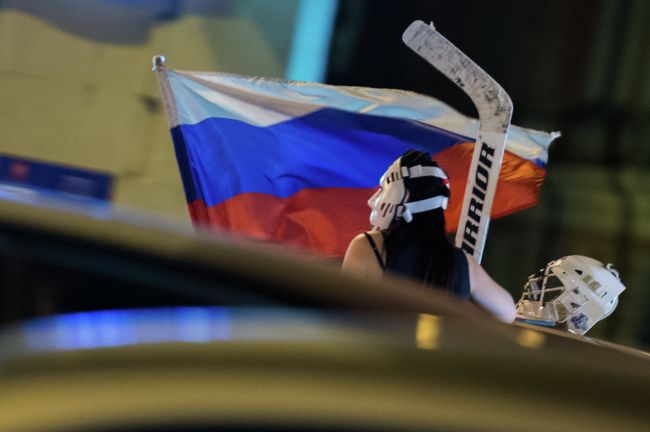 Болельщики празднуют победу сборной России по хоккею Болельщики празднуют победу сборной России по хоккею