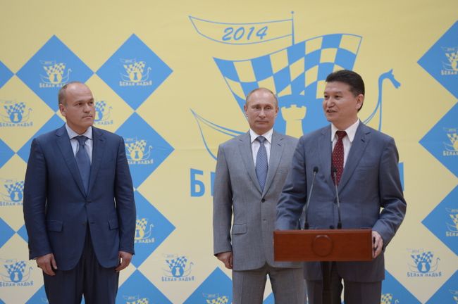 Владимир Путин (в центре) Владимир Путин (в центре)