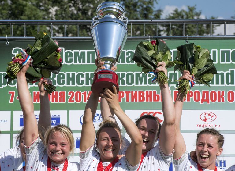 Игроки сборной Англии радуются победе