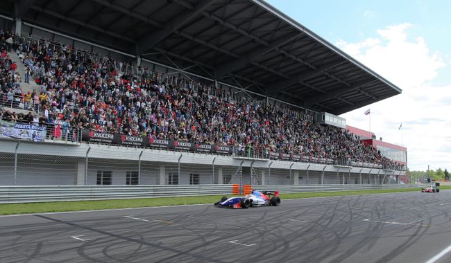 Российский пилот Сергей Сироткин во время второй гонки Формула-Renault 3.5