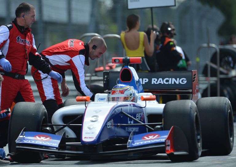 Российский пилот Сергей Сироткин перед второй гонкой Формула-Renault 3.5 Российский пилот Сергей Сироткин перед второй гонкой Формула-Renault 3.5