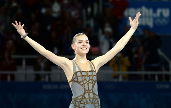 Аделина Сотникова (Россия), завоевавшая золотую медаль на соревнованиях по фигурному катанию на зимних Олимпийских играх в Сочи Аделина Сотникова (Россия), завоевавшая золотую медаль на соревнованиях по фигурному катанию на зимних Олимпийских играх в Сочи