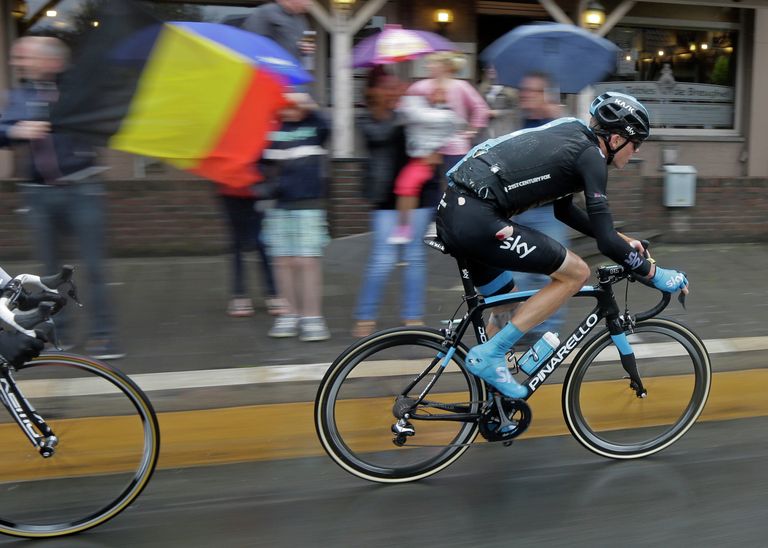 Лидер команды Team Sky Крис Фрум продолжает движение на пятом этапе Тур де Франс после падения. Чуть позже он сойдет со знаменитой веломногодневки Лидер команды Team Sky Крис Фрум продолжает движение на пятом этапе Тур де Франс после падения. Чуть позже он сойдет со знаменитой веломногодневки