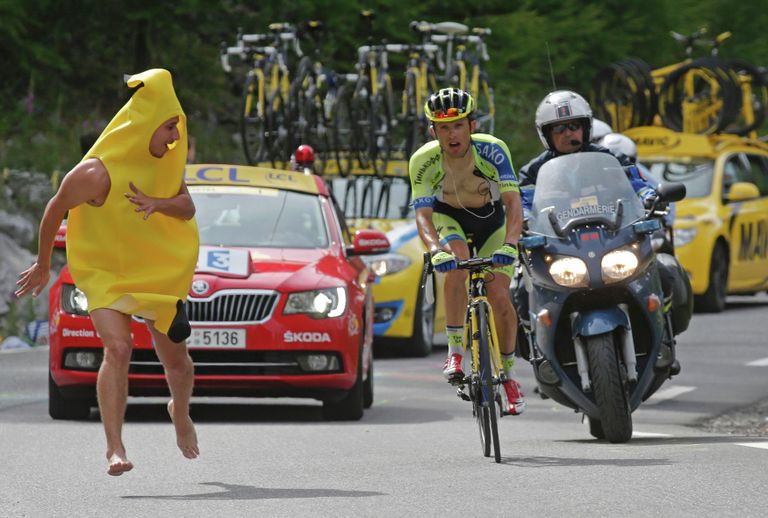 Болельщик преследует велогонщика Tinkoff-Saxo Рафала Майку во время четырнадцатого этапа Тур де Франс Болельщик преследует велогонщика Tinkoff-Saxo Рафала Майку во время четырнадцатого этапа Тур де Франс