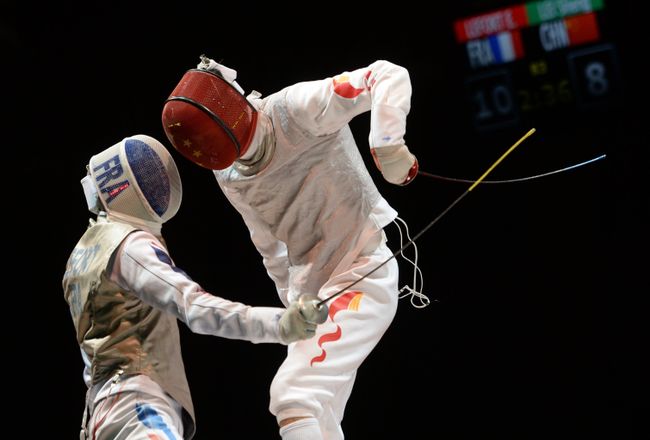 Французский спортсмен Энзо Лефорт (слева) и китайский спортсмен Лэй Шэн Французский спортсмен Энзо Лефорт (слева) и китайский спортсмен Лэй Шэн