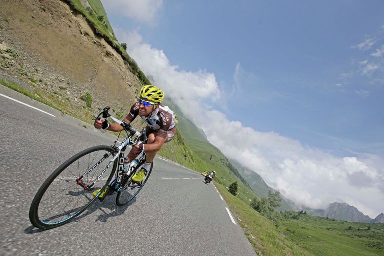 Велогонщик команды AG2R La Mondiale Кристоф Риблон на участке восемнадцатого этапа Тур де Франс Велогонщик команды AG2R La Mondiale Кристоф Риблон на участке восемнадцатого этапа Тур де Франс