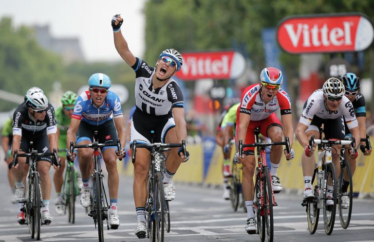 Марсель Киттель из команды Giant-Shimano (в черном) выиграл 21-й этап многодневки Тур де Франс, норвежец Александр Кристофф (в красном) из команды Катюша стал вторым. Марсель Киттель из команды Giant-Shimano (в черном) выиграл 21-й этап многодневки Тур де Франс, норвежец Александр Кристофф (в красном) из команды Катюша стал вторым.