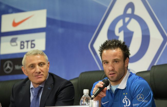Полузащитник Динамо Матье Вальбуэна (справа) и президент ФК Динамо Борис Ротенберг
