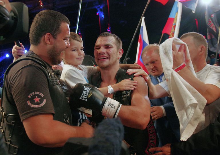 Россиянин Дмитрий Чудинов (в центре), защитивший титул временного чемпиона мира по версии WBA Россиянин Дмитрий Чудинов (в центре), защитивший титул временного чемпиона мира по версии WBA