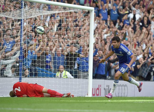 Нападающий Челси Диего Коста (справа) радуется забитому мячу в ворота Лестера Нападающий Челси Диего Коста (справа) радуется забитому мячу в ворота Лестера