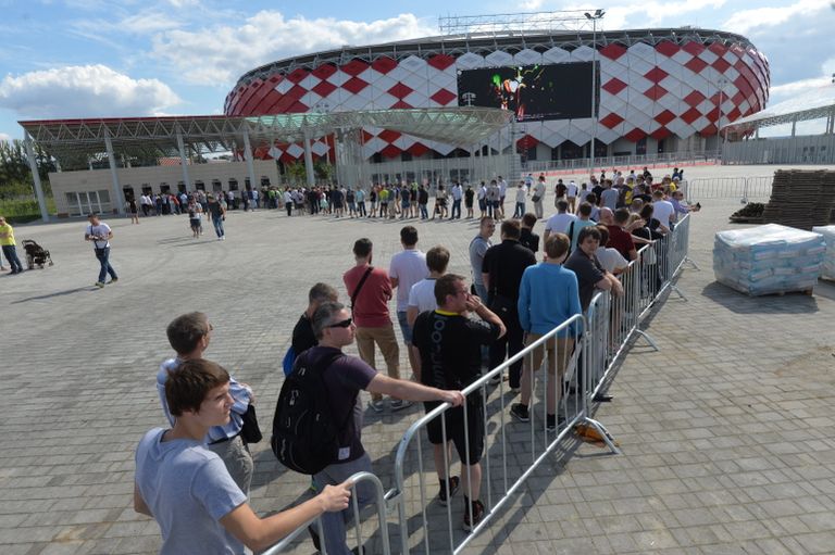 Очередь у нового стадиона в Тушино Открытие Арена Очередь у нового стадиона в Тушино Открытие Арена
