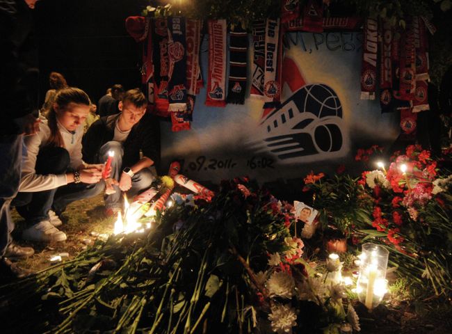 Жители Ярославля у стадиона Арена-2000 возлагают цветы
