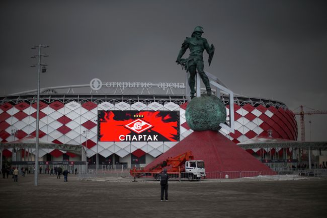 Вид на новый стадион Спартака Открытие арена и скульптуру гладиатора Спартака