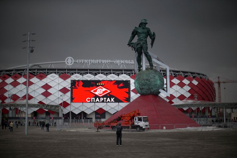 Вид на новый стадион Спартака Открытие арена и скульптуру гладиатора Спартака