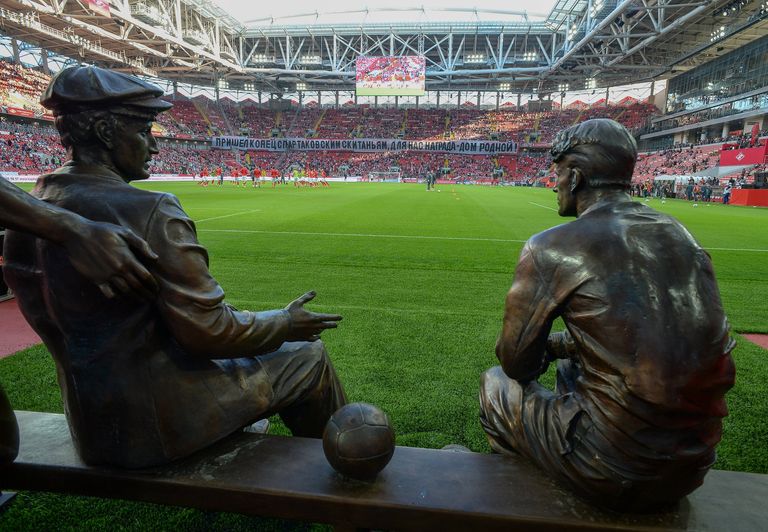 Памятник Николаю, Андрею, Александру и Петру Старостиным на стадионе Открытие Арена