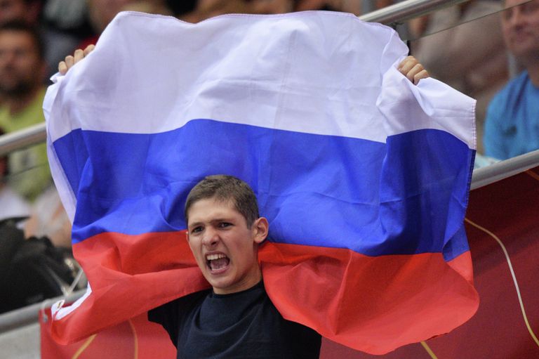 Болельщик сборной России поддерживает свою команду Болельщик сборной России поддерживает свою команду