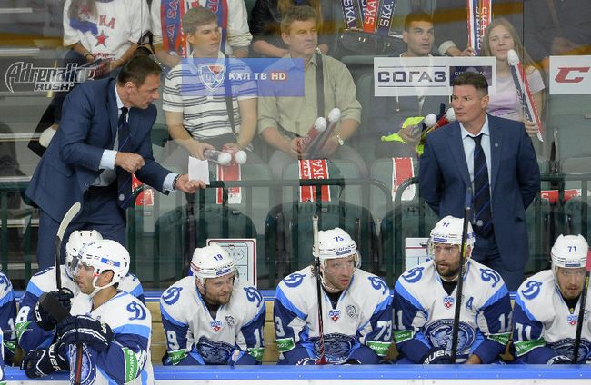 Главный тренер минского Динамо Любомир Покович (слева) вместе с игроками команды Главный тренер минского Динамо Любомир Покович (слева) вместе с игроками команды