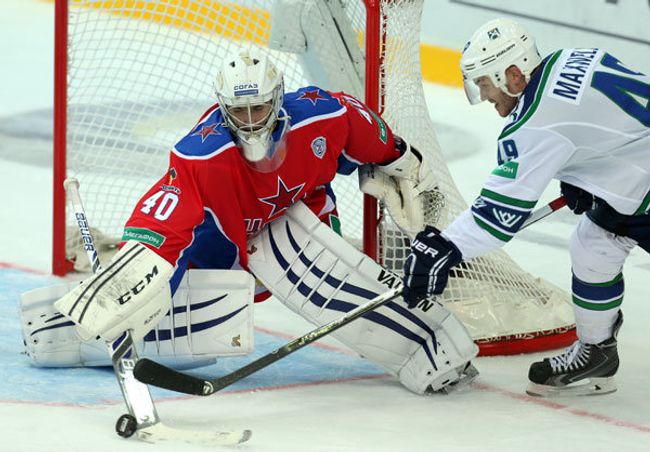 Голкипер ПХК ЦСКА Станислав Галимов и форвард ХК Югра Бен Максвелл Голкипер ПХК ЦСКА Станислав Галимов и форвард ХК Югра Бен Максвелл