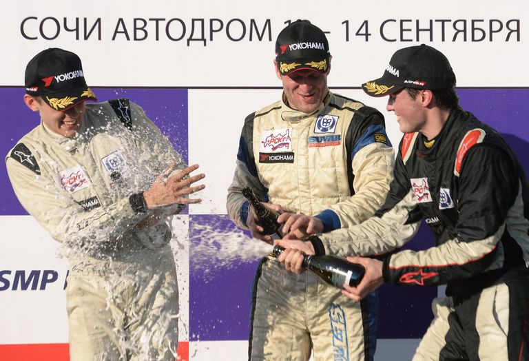 Пилот команды Sports Racing Technologies Николай Грязин, пилот Ильдар Рахматуллин, занявший первое место в объединенном заезде в классе Туринг-лайт и пилот Василий Грязин (слева направо)