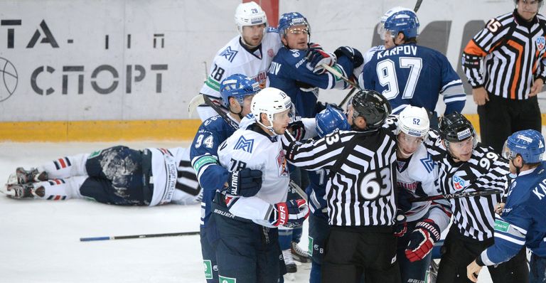 Судьи разнимают игроков ХК Динамо и ХК Металлург в игровом эпизоде с получением травмы Сергеем Мозякиным (крайний слева) Судьи разнимают игроков ХК Динамо и ХК Металлург в игровом эпизоде с получением травмы Сергеем Мозякиным (крайний слева)
