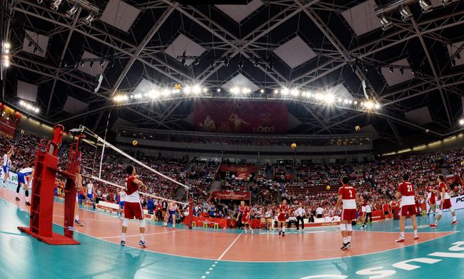 Игроки на разминке перед матчем чемпионата мира по волейболу между командами Польши и России