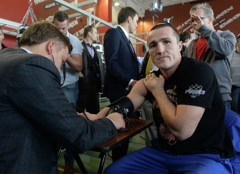 Чемпион мира по версии WBA Денис Лебедев (справа) Чемпион мира по версии WBA Денис Лебедев (справа)