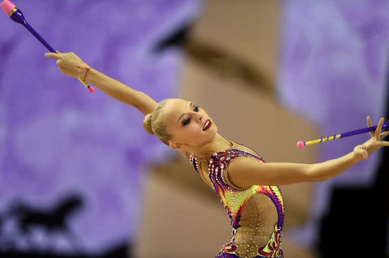 Яна Кудрявцева (Россия) выполняет упражнения с булавами в индивидуальном многоборье Яна Кудрявцева (Россия) выполняет упражнения с булавами в индивидуальном многоборье