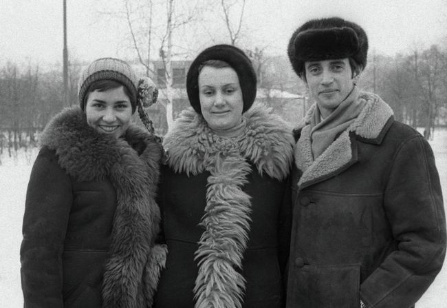 Людмила Пахомова (слева) и Александр Горшков (справа) со своим тренером Еленой Чайковской (в центре) Людмила Пахомова (слева) и Александр Горшков (справа) со своим тренером Еленой Чайковской (в центре)