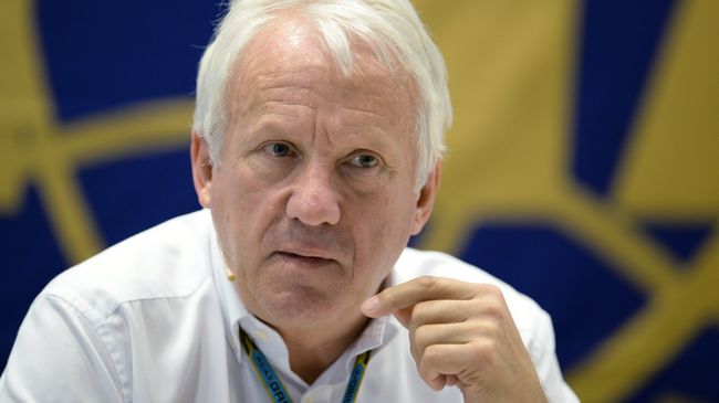 Гоночный директор FIA (Международной автомобильной федерации) Чарли Уайтинг.