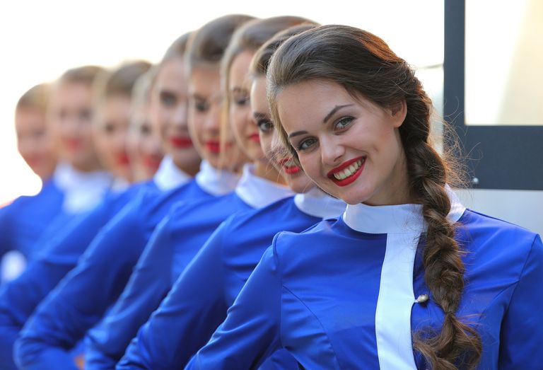 Промо-модели в паддоке во время свободных заездов на российском этапе чемпионата мира по кольцевым автогонкам в классе Формула-1 Промо-модели в паддоке во время свободных заездов на российском этапе чемпионата мира по кольцевым автогонкам в классе Формула-1
