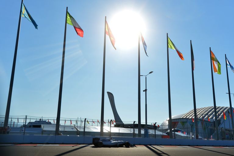 Болид во время свободных заездов на российском этапе чемпионата мира по кольцевым автогонкам в классе Формула-1 Болид во время свободных заездов на российском этапе чемпионата мира по кольцевым автогонкам в классе Формула-1