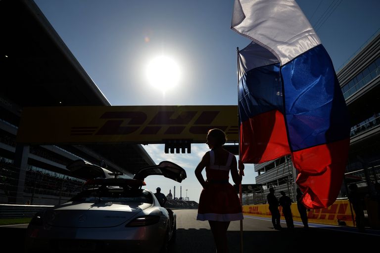 Промо модель с российским флагом перед началом гонки на российском этапе чемпионата мира по кольцевым автогонкам в классе Формула-1 Промо модель с российским флагом перед началом гонки на российском этапе чемпионата мира по кольцевым автогонкам в классе Формула-1