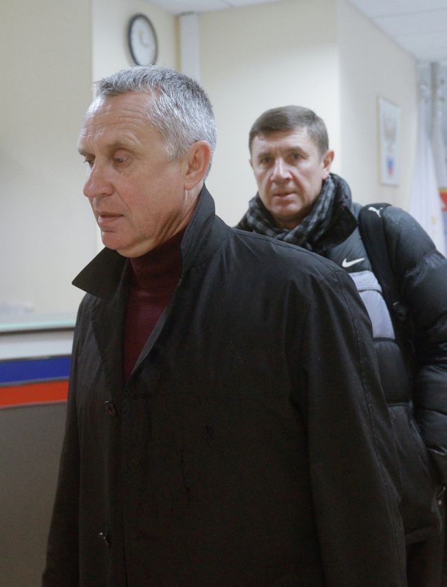 Леонид Кучук (на первом плане) перед заседанием Палаты по разрешению споров Российского футбольного союза
